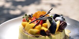 Jak udekorować tort bezowy?