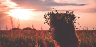 Czym zalać stroik na cmentarz?