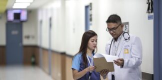 Do jakiego lekarza z krzywym kręgosłupem?