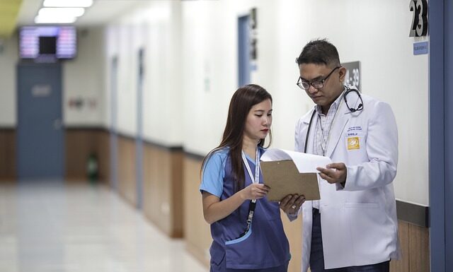 Do jakiego lekarza z krzywym kręgosłupem?