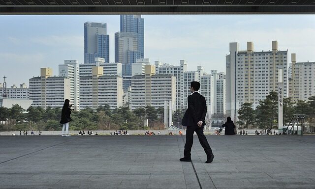 Co założyć pod sukienkę?