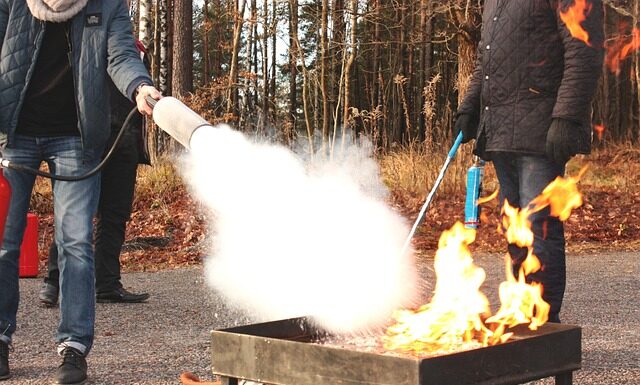 Czy gaśnicę można przewozić w bagażniku?