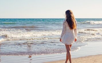 Co pod prześwitującą sukienkę?