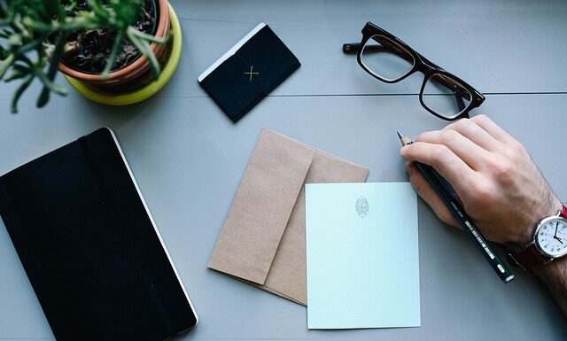 Czy zaproszenie musi być w kopercie? Czy zaproszenie musi być w kopercie?