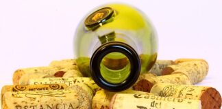 Jak zawiązać serwetkę na butelce wina?