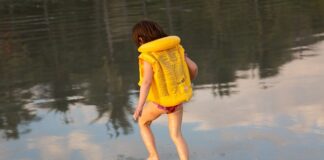 Czy można chodzić w samej kamizelce?