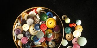 Czy garnitur zapina się na 2 guziki?