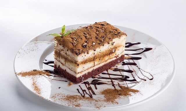 Jak ładnie ułożyć ciasto na talerzu? Jak ładnie ułożyć ciasto na talerzu?