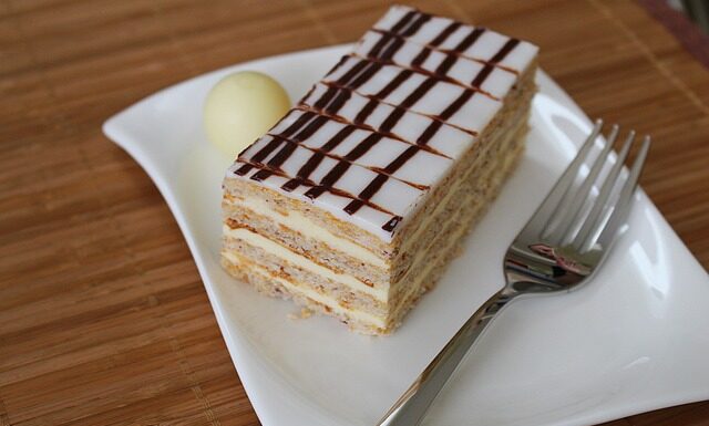 Ile śmietany do przełożenia tortu?