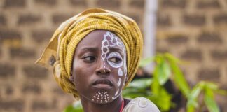 Na czym można malować farbami akrylowymi?