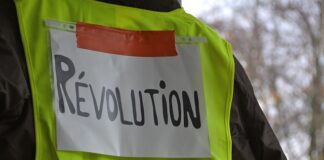 Kto nosi pomarańczowe kamizelki?