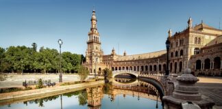 Czy pod legginsy zakłada się majtki?