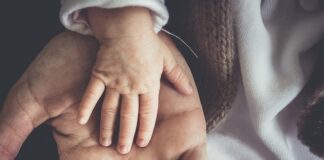 Czy można rodzić w staniku?