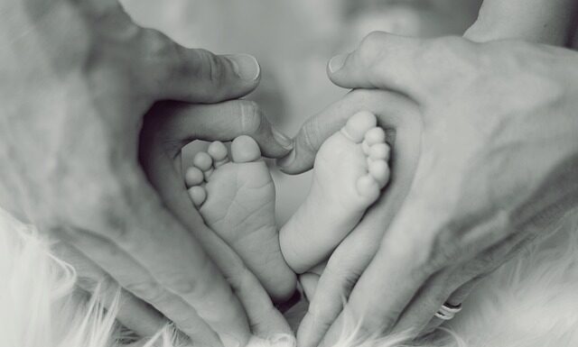 Czym posmarować podeszwy żeby nie skrzypiały?