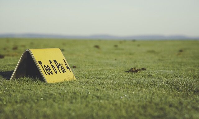 Jak nosić koszulkę w spodniach?