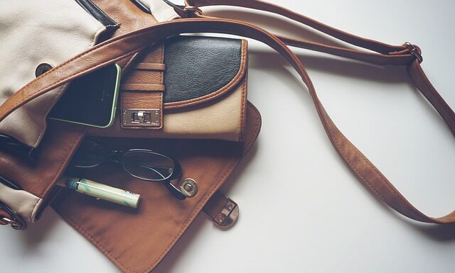 Jak ładnie zapakować torebkę na prezent?