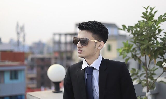 Czy lniana koszulą pasuje do garnituru?