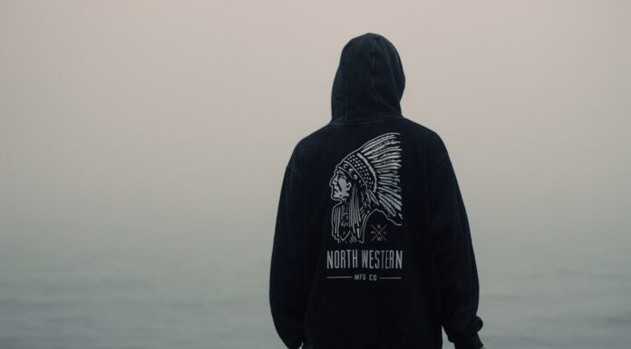 Nowoczesny sklep z koszulkami i bluzami